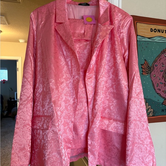 Dressed in LALA Pink Floral Jacquard Blazer and Cargo Pants Set - Picture 1 of 4